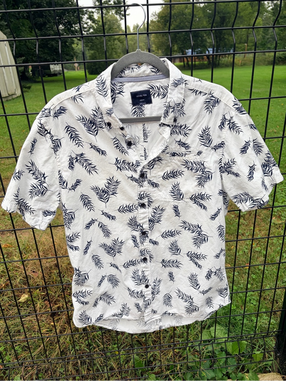 Level Ten White Short-Sleeve Button-Down Shirt with Navy Leaf Print